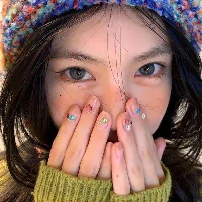 穿黄睡衣的女孩